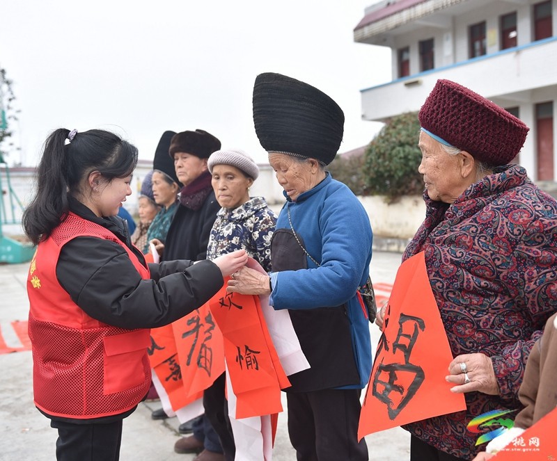?【新春走基層】松桃：大學(xué)生志愿者開展迎新春志愿服務(wù)活動(dòng)