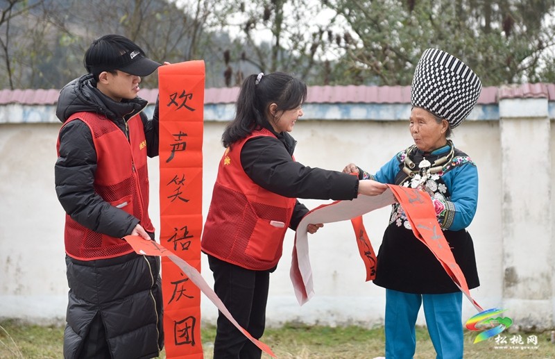 ?【新春走基層】松桃：大學(xué)生志愿者開展迎新春志愿服務(wù)活動(dòng)