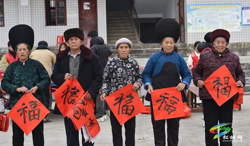 ?【新春走基層】松桃：大學(xué)生志愿者開展迎新春志愿服務(wù)活動(dòng)