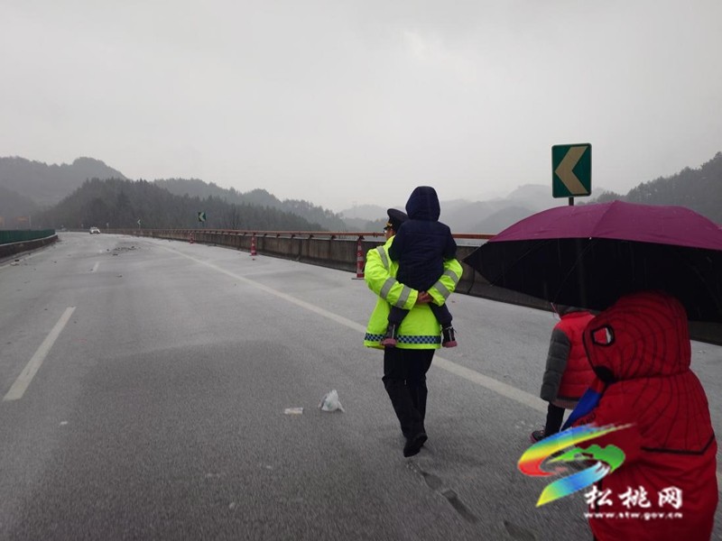 小“蜘蛛俠”被困,大叔叔現(xiàn)身護(hù)航 ?