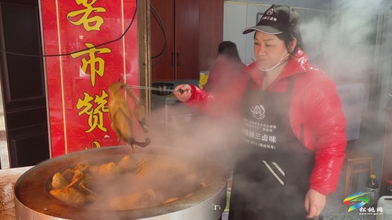 【網(wǎng)絡中國節(jié)·春節(jié)】松桃：鹵鴨走俏 這個年真有“味”