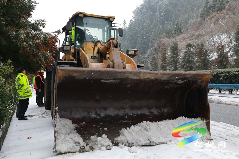 除雪保暢，情暖回家路