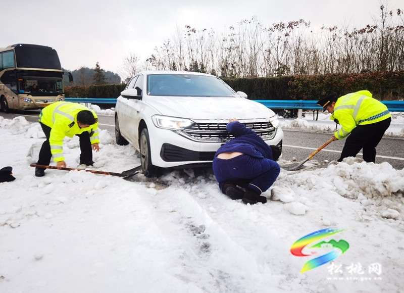 除雪保暢，情暖回家路