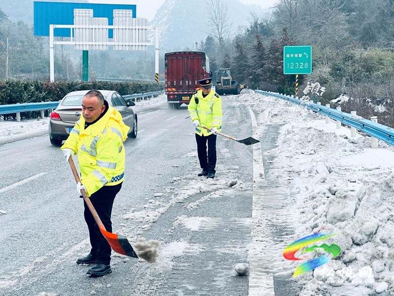 除雪保暢，情暖回家路
