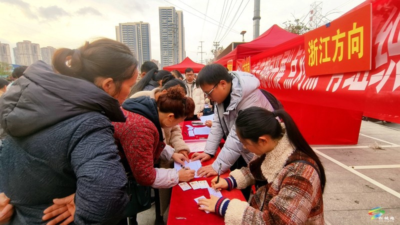 松桃：“點(diǎn)對(duì)點(diǎn)”免費(fèi)直通車 溫暖返崗路