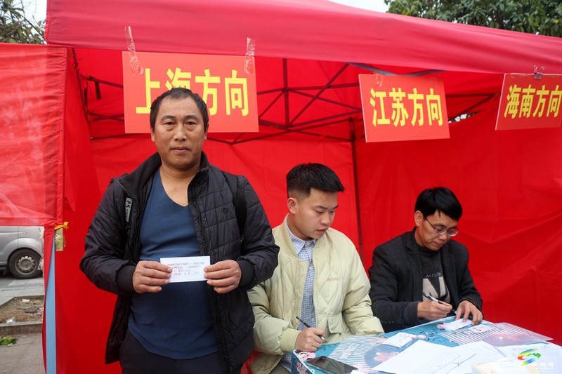 松桃：“點(diǎn)對(duì)點(diǎn)”免費(fèi)直通車 溫暖返崗路