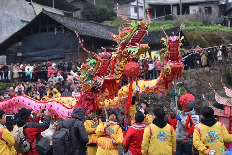 松桃舉辦第十四屆中國寨英滾龍文化藝術(shù)節(jié)