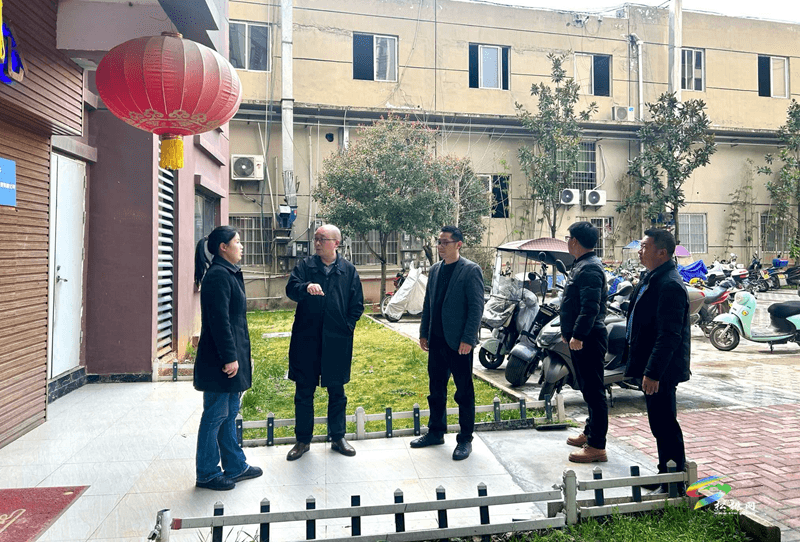 縣融媒體中心到包保小區(qū)督導文明創(chuàng)建工作