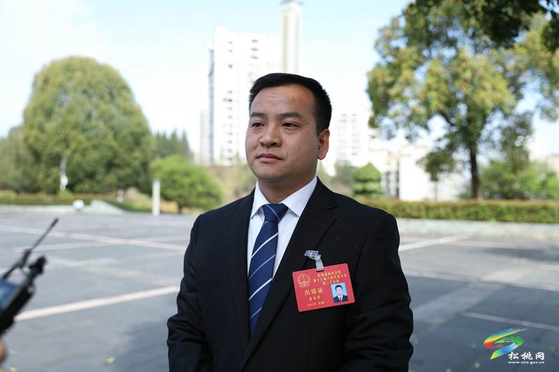 縣十七屆人大三次會議進(jìn)行分組審議