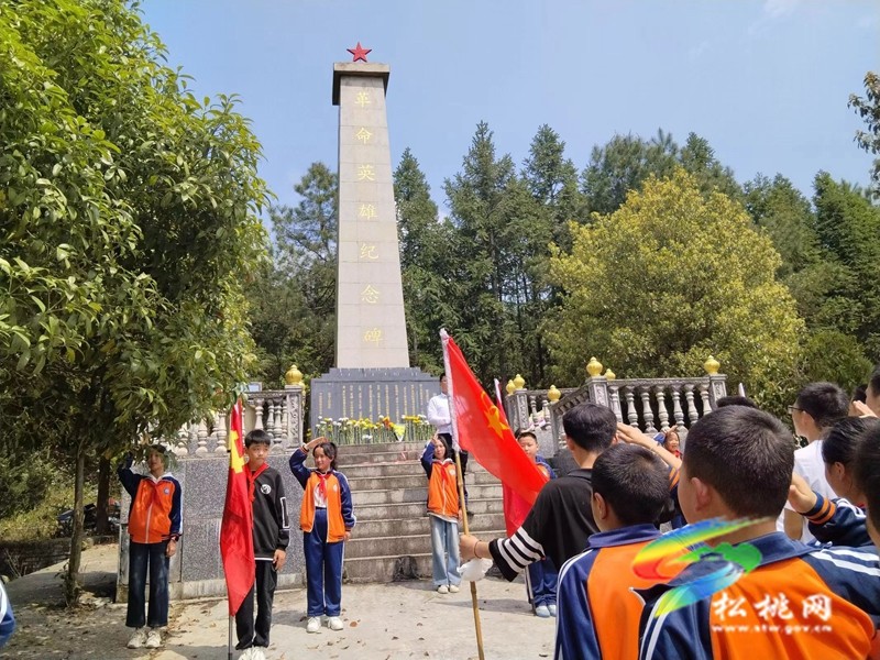【網(wǎng)絡(luò)中國(guó)節(jié)·清明】盤信鎮(zhèn)民族完小開展清明掃墓活動(dòng)
