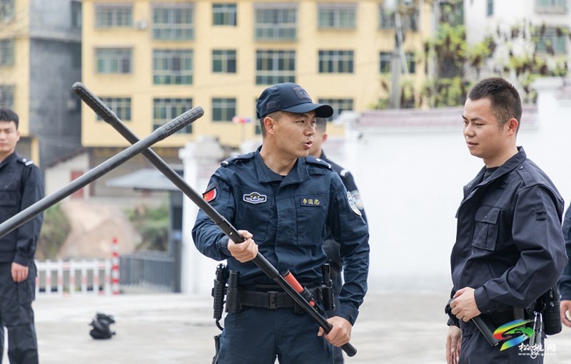 市公安局警務(wù)實(shí)戰(zhàn)教官團(tuán)來松桃開展送教活動(dòng)