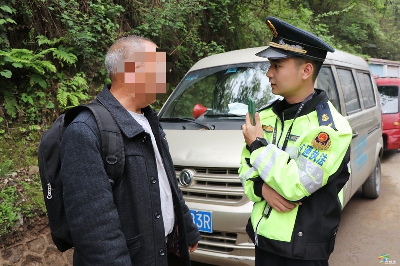 【法治松桃】縣公安局交警大隊聯(lián)合縣交通運輸綜合行政執(zhí)法大隊開展春季交通安全專項整治行動
