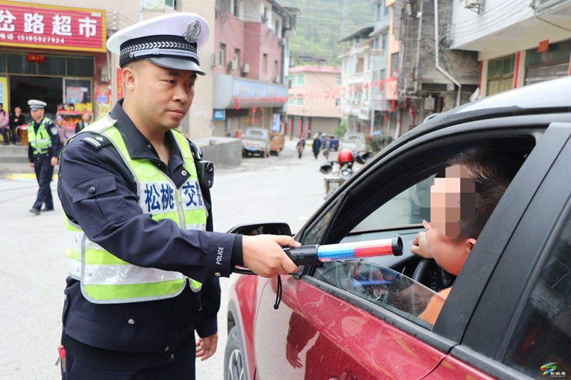 【法治松桃】縣公安局交警大隊聯(lián)合縣交通運輸綜合行政執(zhí)法大隊開展春季交通安全專項整治行動