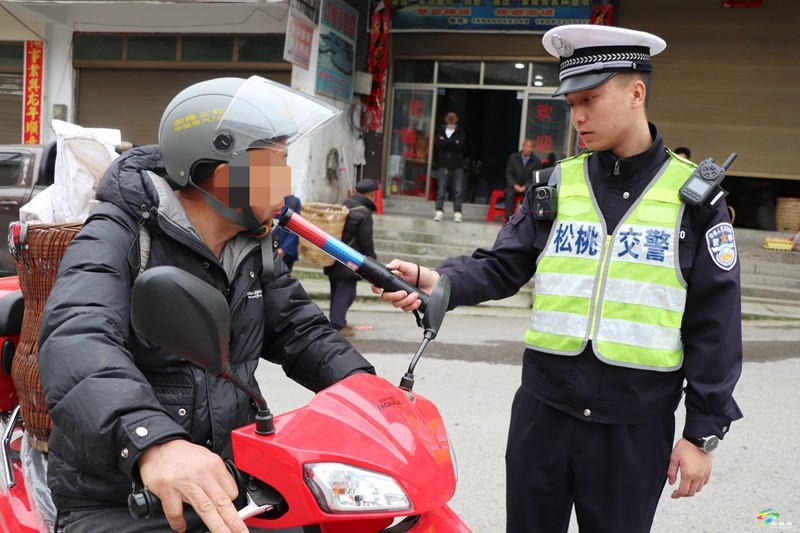 【法治松桃】縣公安局交警大隊聯(lián)合縣交通運輸綜合行政執(zhí)法大隊開展春季交通安全專項整治行動