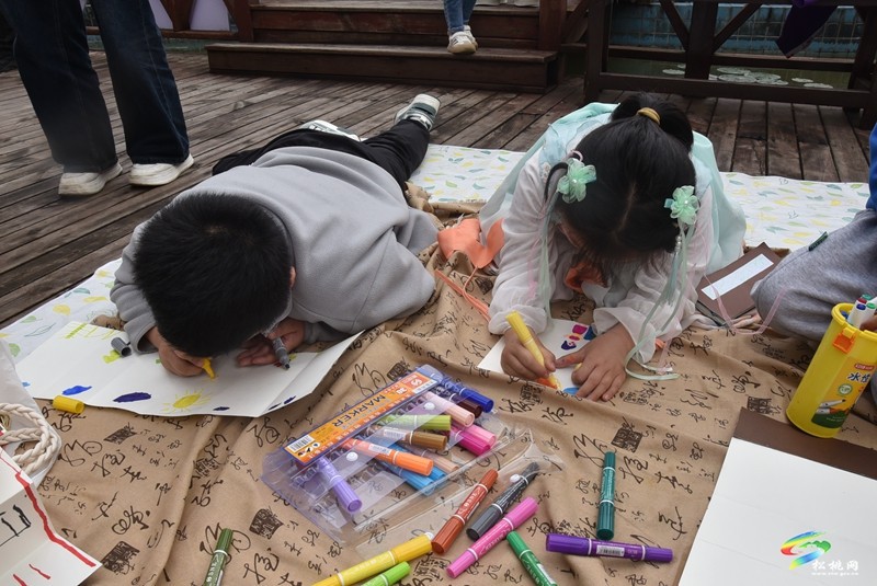 松桃德才幼兒園到縣圖書(shū)館開(kāi)展世界讀書(shū)日活動(dòng)