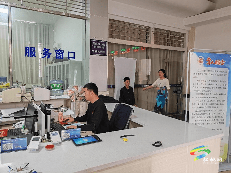 延時(shí)服務(wù)  溫暖民心——公安綜合窗口以實(shí)際行動(dòng)踐行為民情懷