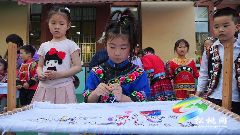 松桃實(shí)驗(yàn)幼兒園:萌娃多彩活動喜迎“四月八”
