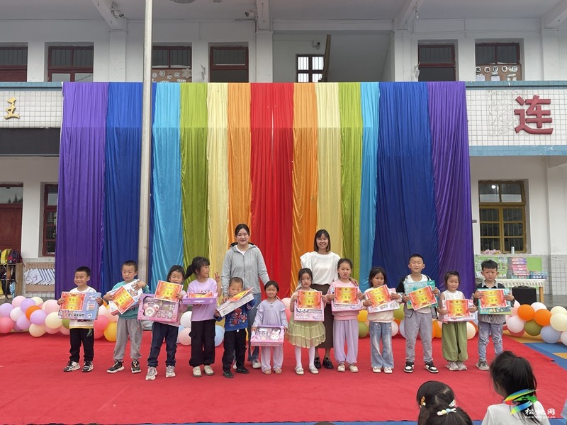 寨英鎮(zhèn)上寨幼兒園舉辦“享悅書香·啟夢成長”故事比賽