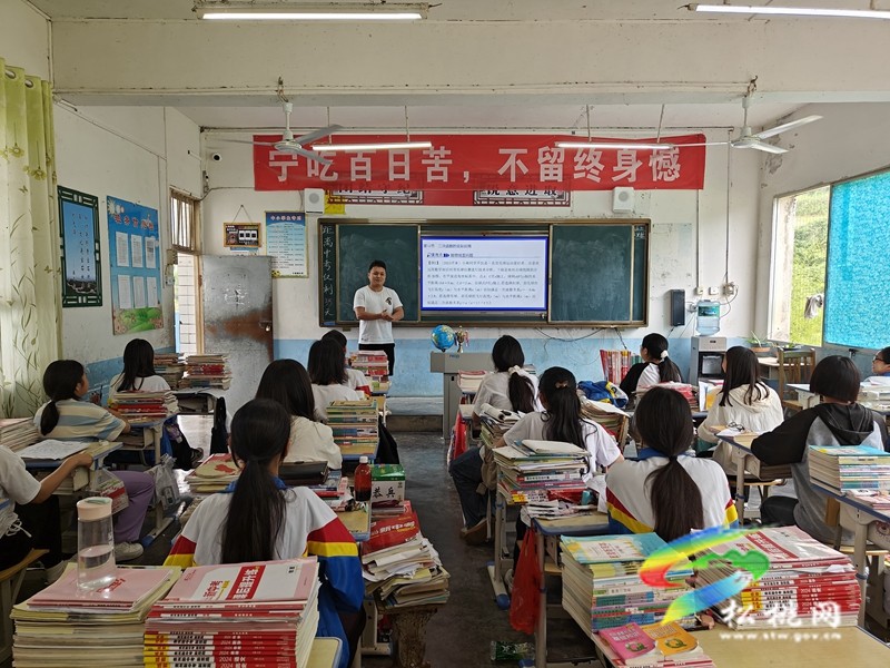 ?東西部協(xié)作暨“組團(tuán)式”幫扶“送教下?！被顒釉谂＠涉?zhèn)中學(xué)舉行