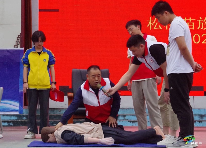人人學急救 急救為人人——松桃苗族自治縣紅十字會聯(lián)合民族中醫(yī)院開展應急救護技能培訓進校園活動