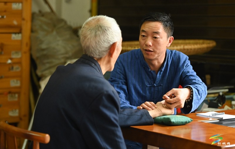?松桃苗醫(yī)龍曉金：治病救人?發(fā)揚苗醫(yī)苗藥