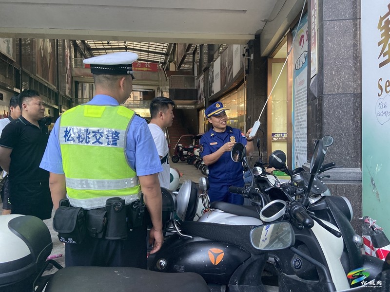 縣消防救援大隊(duì)聯(lián)合多部門集中夜查電動自行車安全隱患