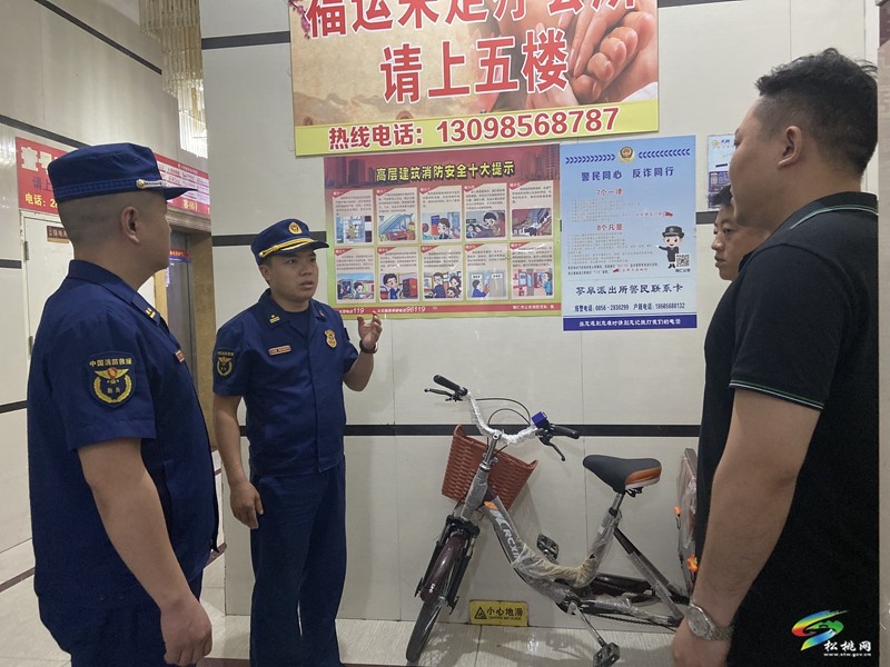 縣消防救援大隊(duì)聯(lián)合多部門集中夜查電動自行車安全隱患