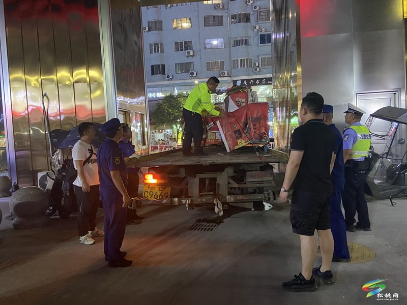 縣消防救援大隊(duì)聯(lián)合多部門集中夜查電動自行車安全隱患