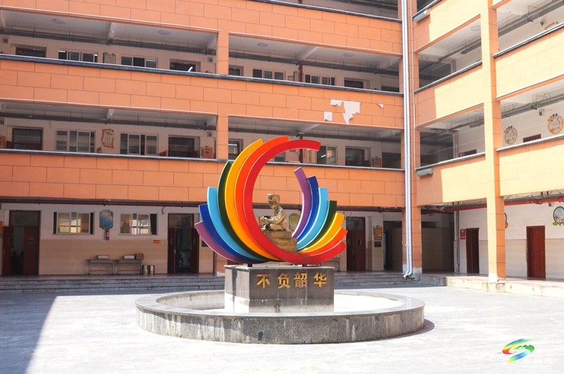 吳瑩：用心履職?用愛(ài)育人
