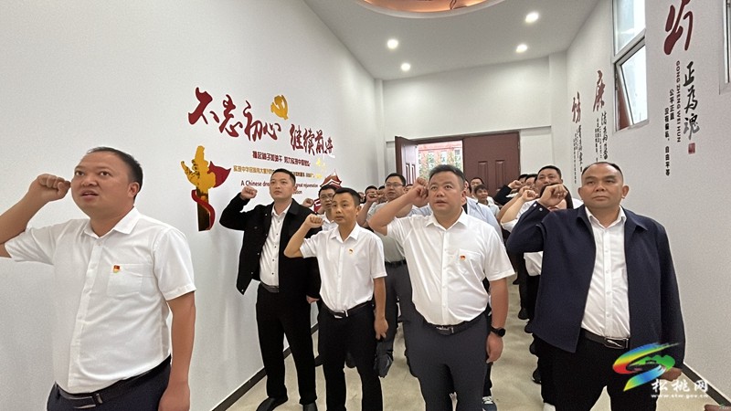 黃板鎮(zhèn)組織全體干部職工到縣黨風(fēng)廉政警示教育基地開展警示教育活動(dòng)