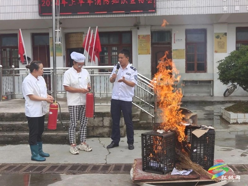 沙壩河鄉(xiāng)完小開展防震防火應(yīng)急疏散演練活動