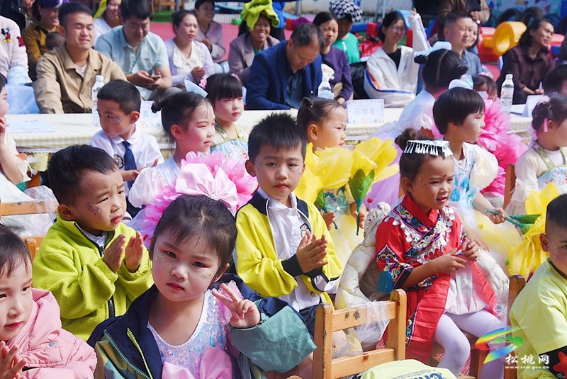 盤石鎮(zhèn)芭茅幼兒園舉辦“童心童趣·快樂六一”兒童節(jié)活動