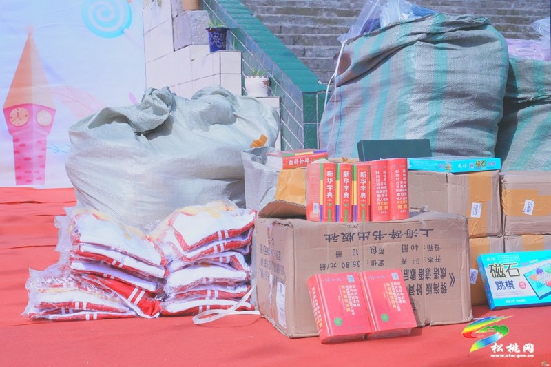 松桃農(nóng)信聯(lián)社開展“六一”慰問活動