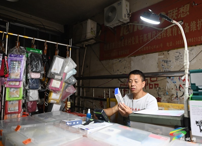 吳順?lè)迹荷須堉緢?jiān)更拼搏 奮力備戰(zhàn)龍舟賽