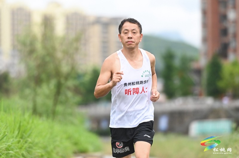 吳順?lè)迹荷須堉緢?jiān)更拼搏 奮力備戰(zhàn)龍舟賽