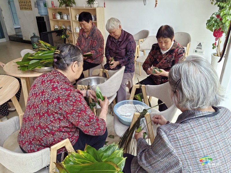 【網(wǎng)絡(luò)中國節(jié)?端午】松桃老吾老驛站開展“粽葉飄香迎端午·共同締造鄰里情”活動(dòng)