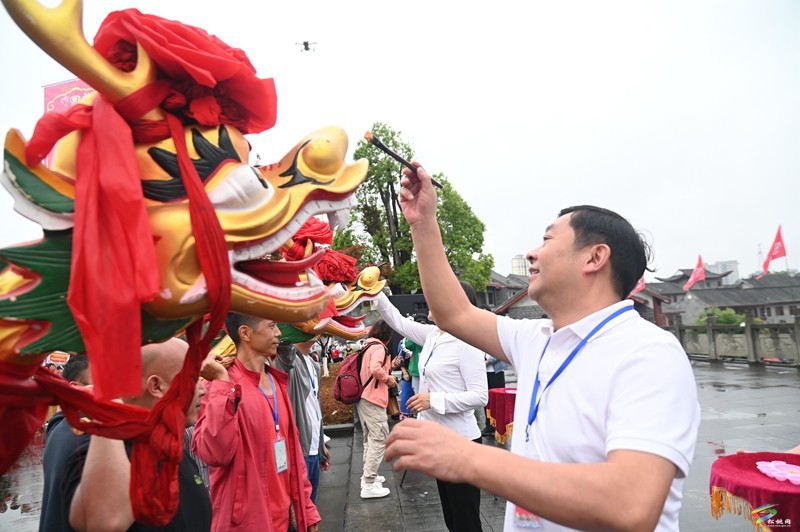 【網(wǎng)絡(luò)中國(guó)節(jié)·端午】九龍競(jìng)渡 鼓舞苗鄉(xiāng)｜松桃2024年“三融杯”傳統(tǒng)龍舟賽開(kāi)幕