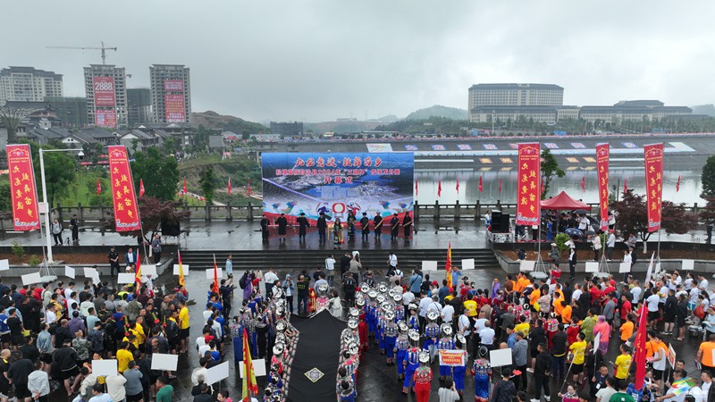 九龍競(jìng)渡 鼓舞苗鄉(xiāng)｜松桃2024年“三融杯”傳統(tǒng)龍舟賽開(kāi)幕