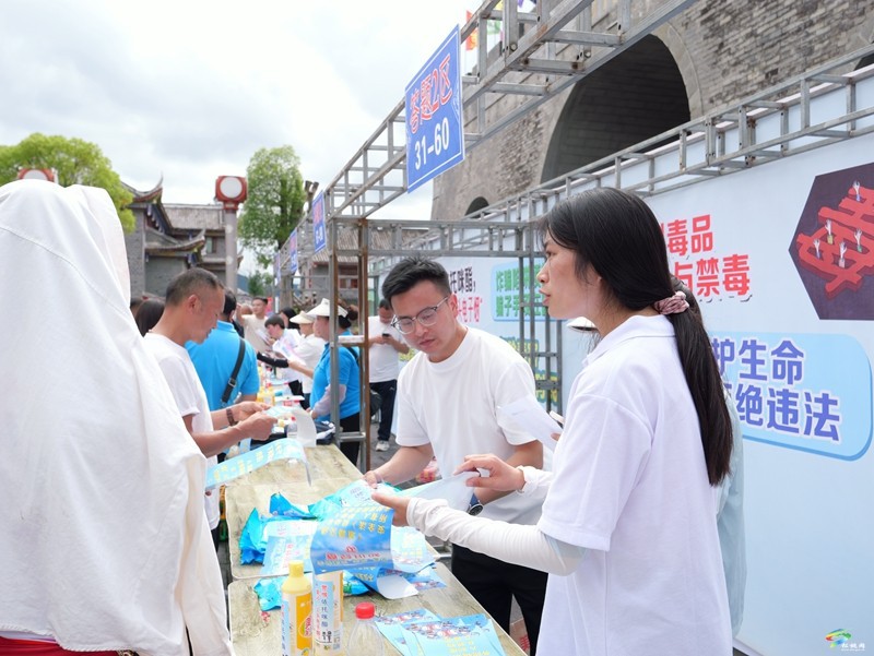 松桃：搶鴨子討彩頭 禁毒反詐不放松