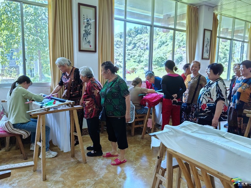 縣老吾老驛站開(kāi)展“大美松桃 遇見(jiàn)苗繡”苗繡觀覽主題活動(dòng)