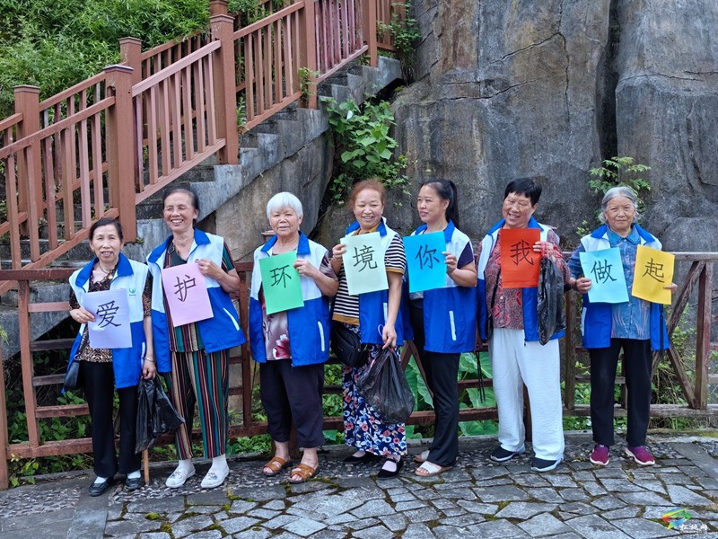 縣老吾老驛站開展“護(hù)岸愛河，清潔家園”志愿清理服務(wù)活動