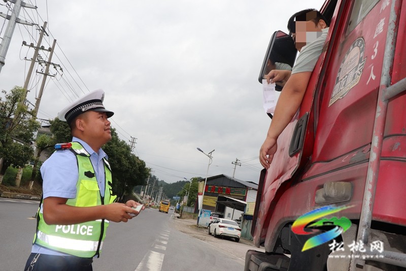 松桃公安交警大隊(duì)集中開展貨車風(fēng)險專項(xiàng)整治縱深推進(jìn)夏季治安打擊整治行動