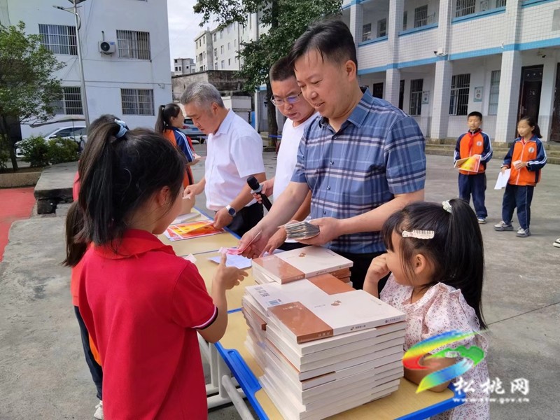 盤信鎮(zhèn)民族完小舉行“祖國在我心中”征文頒獎(jiǎng)儀式