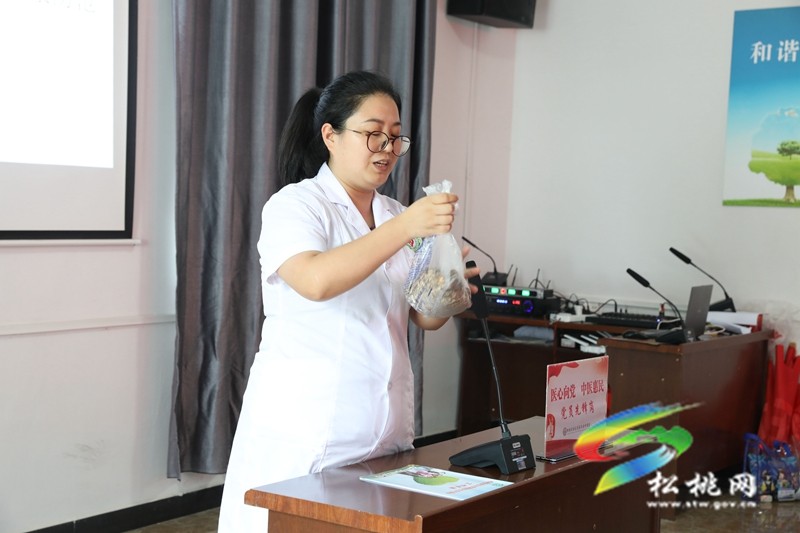 縣民族中醫(yī)院聯(lián)合蓼皋衛(wèi)生院平頭衛(wèi)生院開展“健康惠企”中醫(yī)健康服務(wù)活動
