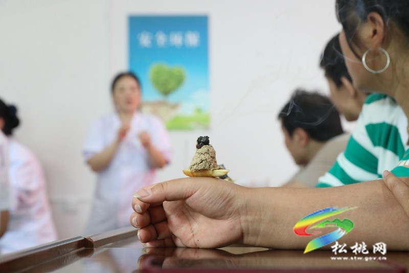 縣民族中醫(yī)院聯(lián)合蓼皋衛(wèi)生院平頭衛(wèi)生院開展“健康惠企”中醫(yī)健康服務(wù)活動