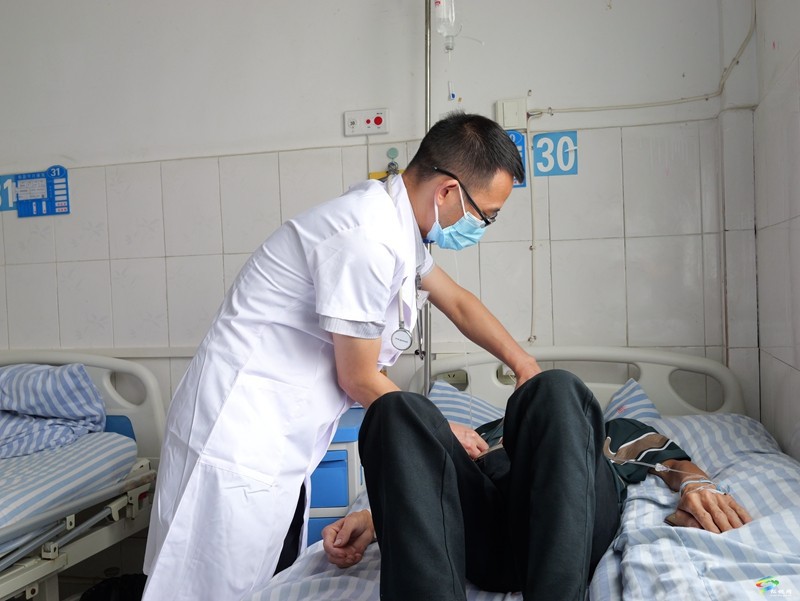 縣民族中醫(yī)院李永剛：“鏡”心“鏡”力   守護(hù)患者消化道健康