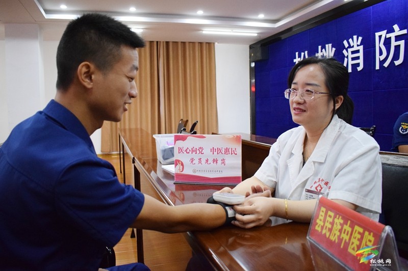 縣民族中醫(yī)院開展中醫(yī)藥健康公益服務(wù)活動