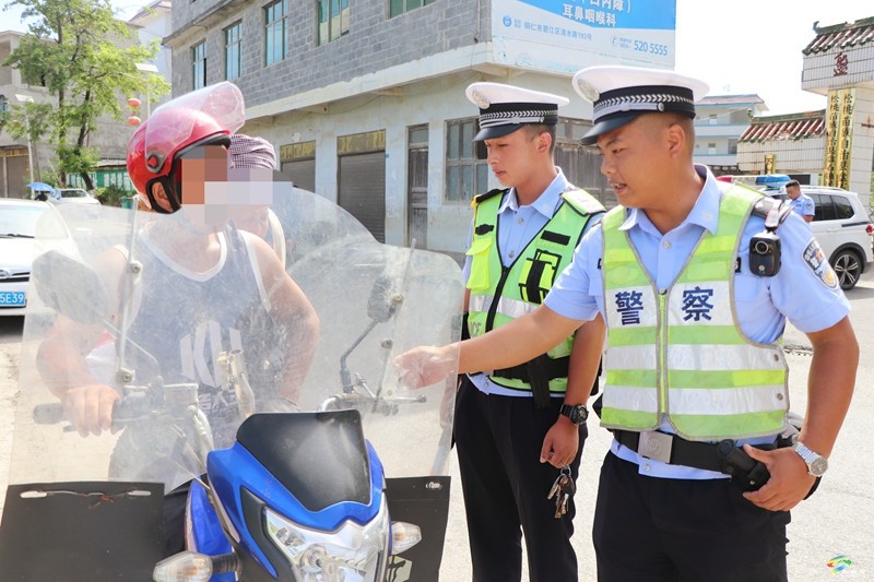松桃公安交警持續(xù)開(kāi)展摩托車(chē)、電動(dòng)車(chē)夏季交通安全突出風(fēng)險(xiǎn)專(zhuān)項(xiàng)整治行動(dòng)