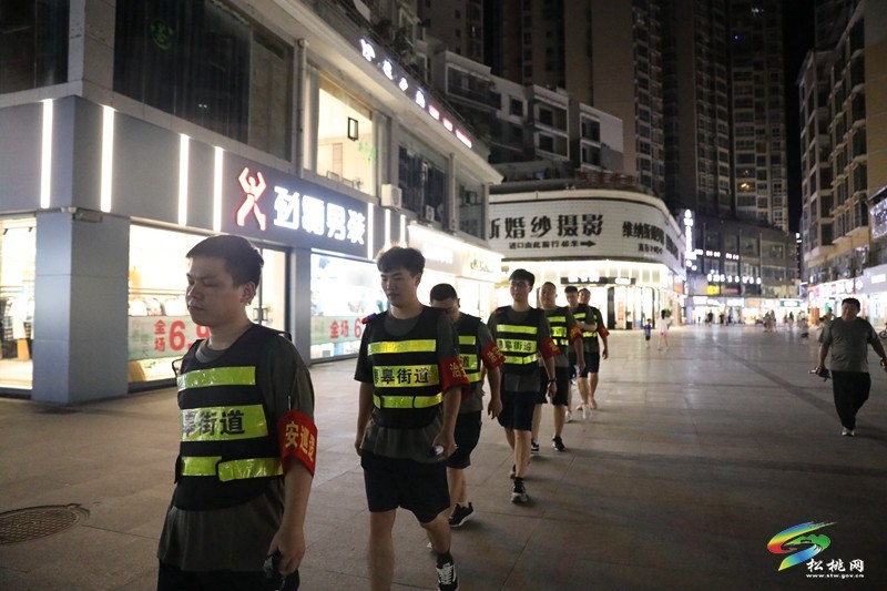 松桃：夜間巡邏“不打烊” 點亮群眾“平安燈”