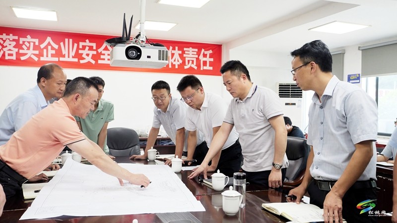 陳琪到平頭鎮(zhèn)西溪堡錳礦、白巖溪錳礦等非煤礦山企業(yè)調(diào)研